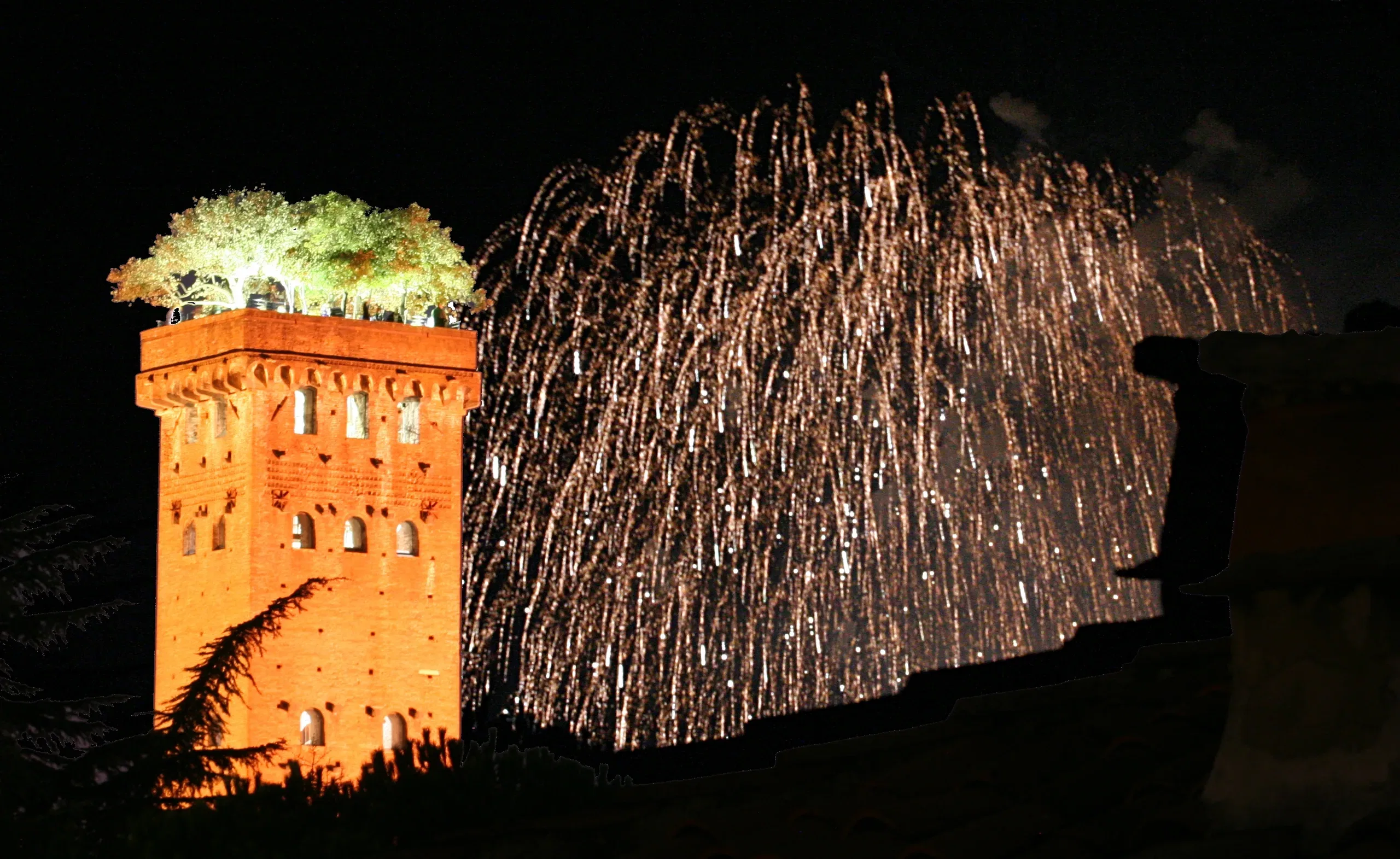 Lucca Fireworks Gold