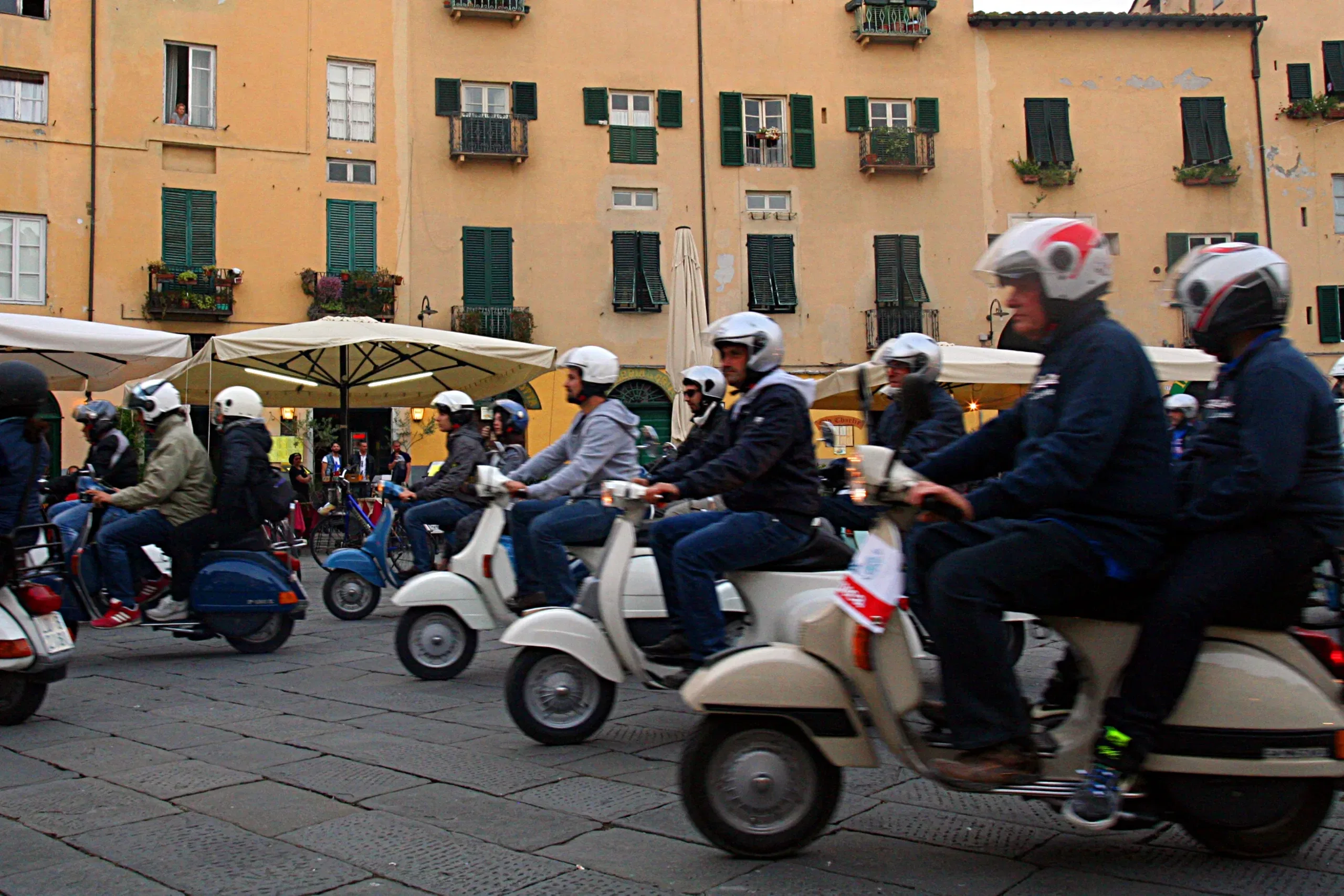 Lucca Vespas Piazza Anfiteatro
