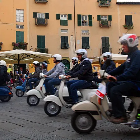 Lucca Vespas Piazza Anfiteatro