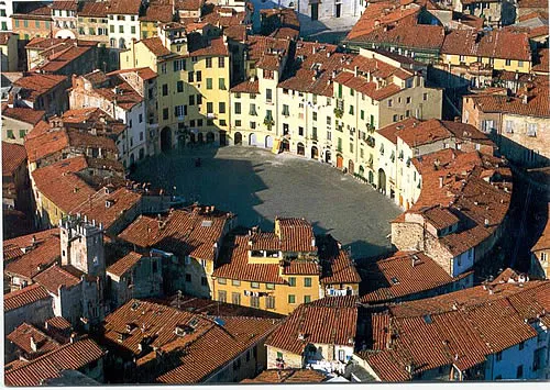 Lucca Piazza Anfiteatro
