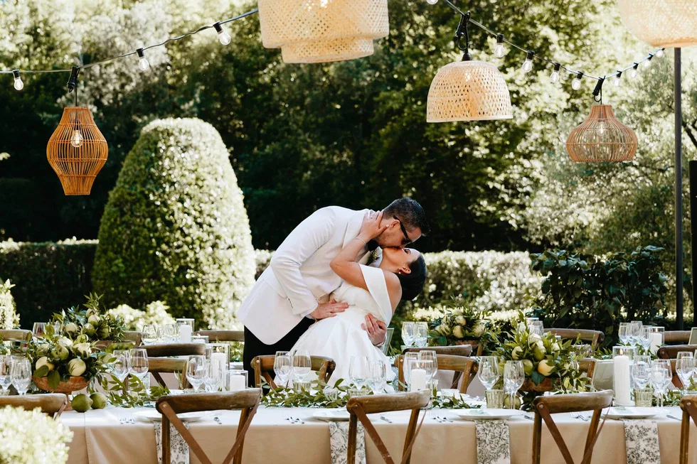 Services Kiss And Table